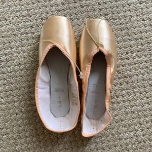 NWT Freed of London Studio 5.5 C w